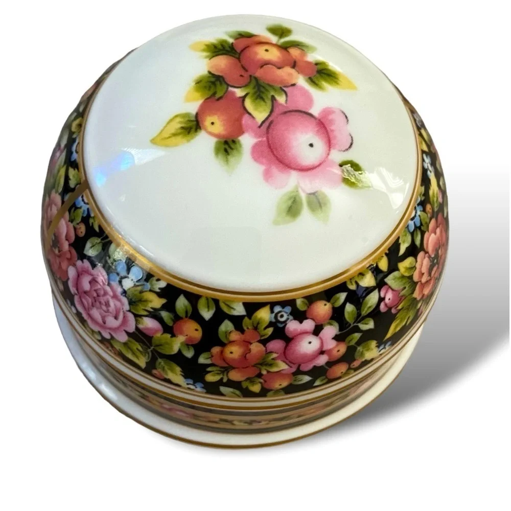 Wedgwood Clio Paperweight Made In England Excellent Condition